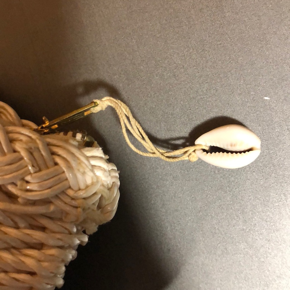 Beautiful Vintage Wicker/Shell Purse - Picture 2 of 7